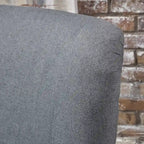 Fauteuil d'appoint dossier haut Charcoal 27 avec dossier à oreilles et pieds en bouleau