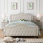 Lit plateforme "Queen Size" avec tête et pied de lit arqués, clous décoratifs et capitonnage