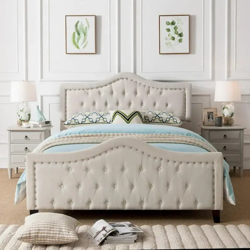 Lit plateforme "Queen Size" avec tête et pied de lit arqués, clous décoratifs et capitonnage