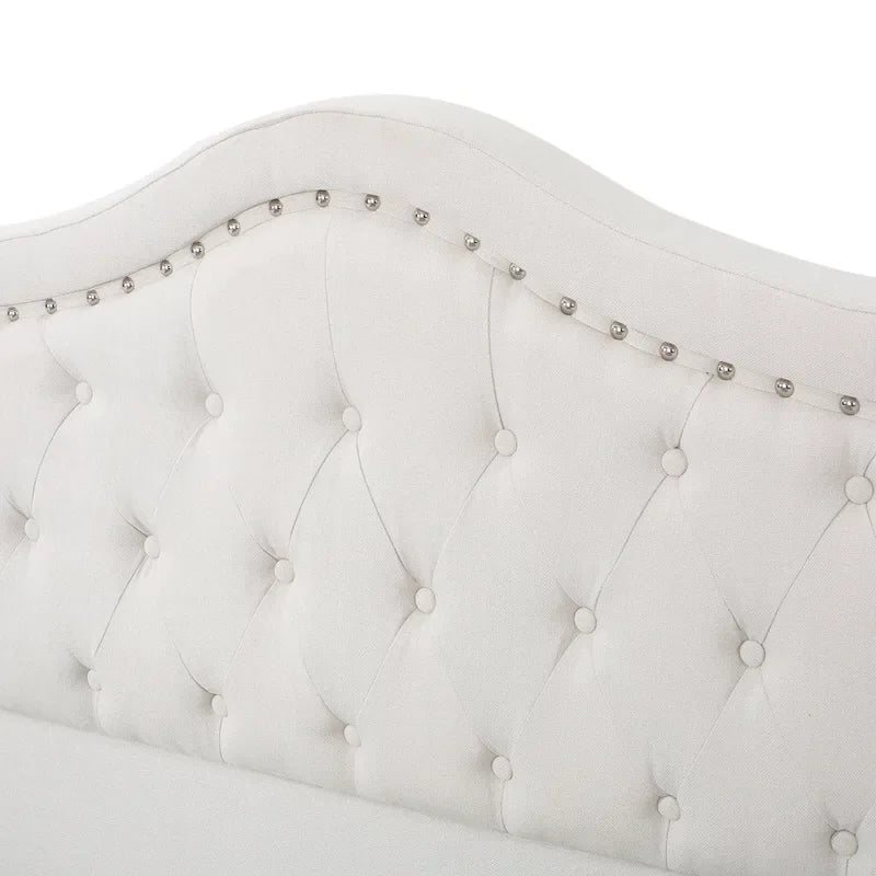 Lit plateforme "Queen Size" avec tête et pied de lit arqués, clous décoratifs et capitonnage