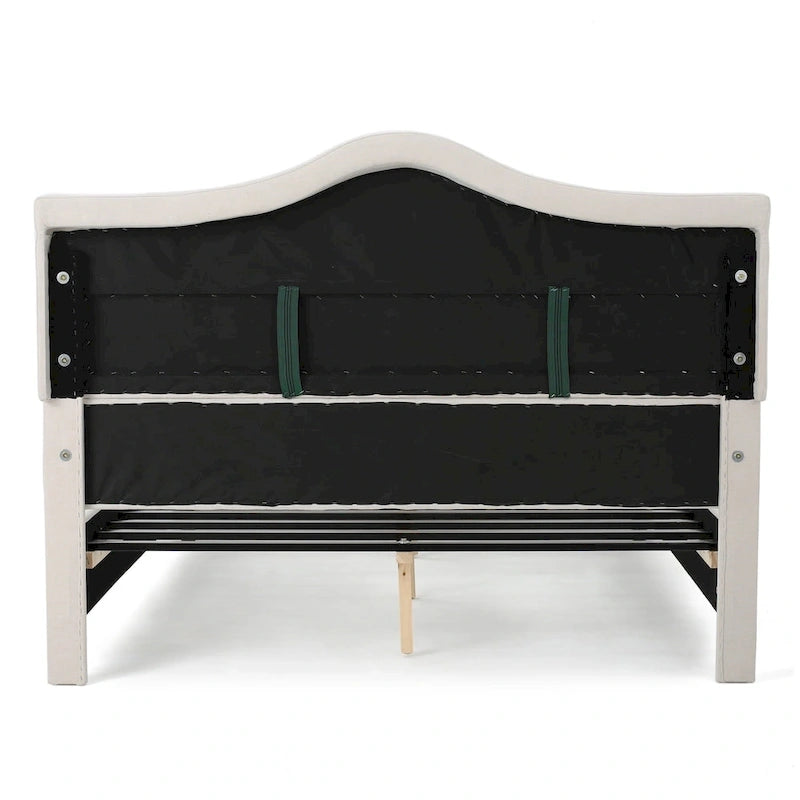 Lit plateforme "Queen Size" avec tête et pied de lit arqués, clous décoratifs et capitonnage