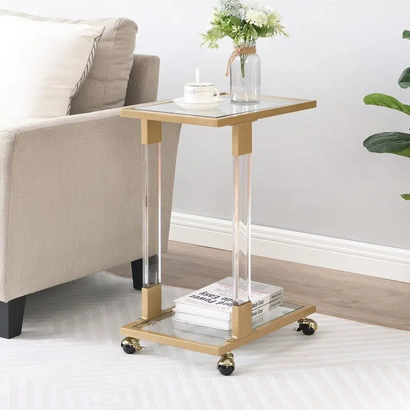 Table d'appoint contemporaine en forme de C Grondin avec plateau en verre trempé, structure en acier et acrylique, roulettes verrouillables