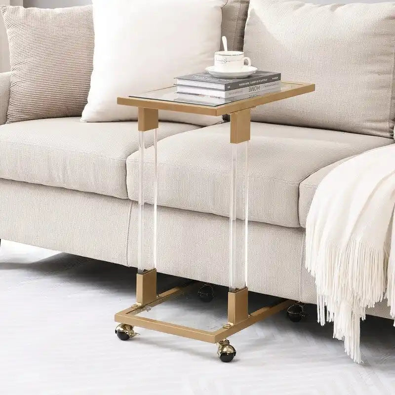 Table d'appoint contemporaine en forme de C Grondin avec plateau en verre trempé, structure en acier et acrylique, roulettes verrouillables