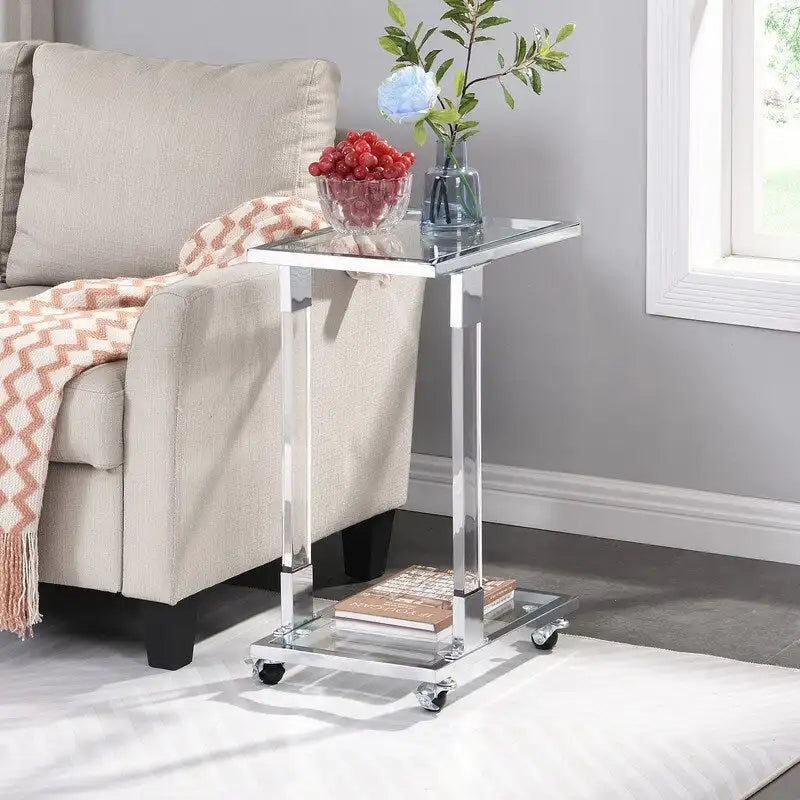 Table d'appoint contemporaine en forme de C Grondin avec plateau en verre trempé, structure en acier et acrylique, roulettes verrouillables