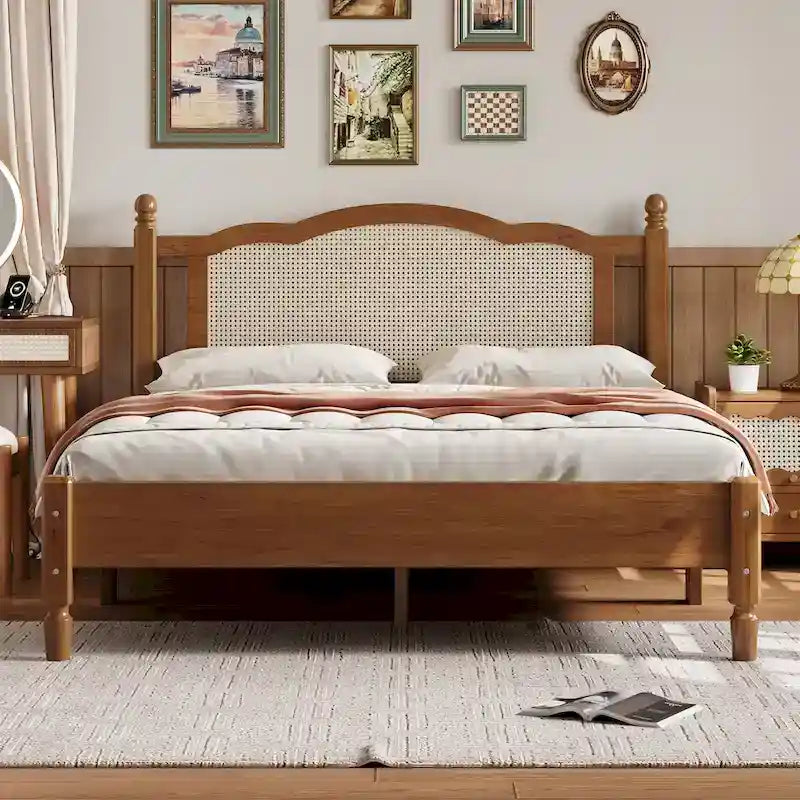 Lit plateforme en bois avec tête de lit en rotin naturel