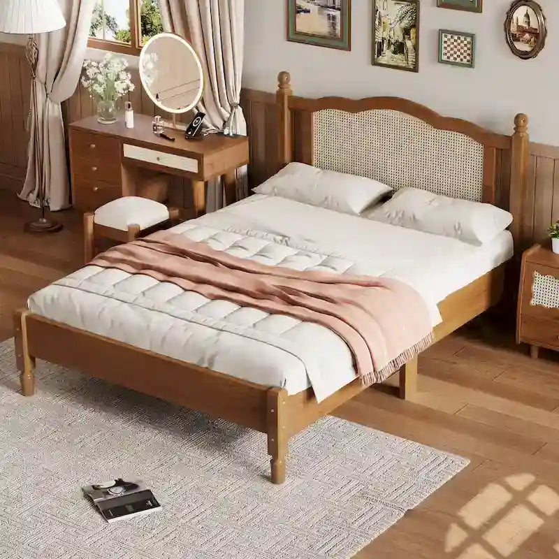 Lit plateforme en bois avec tête de lit en rotin naturel