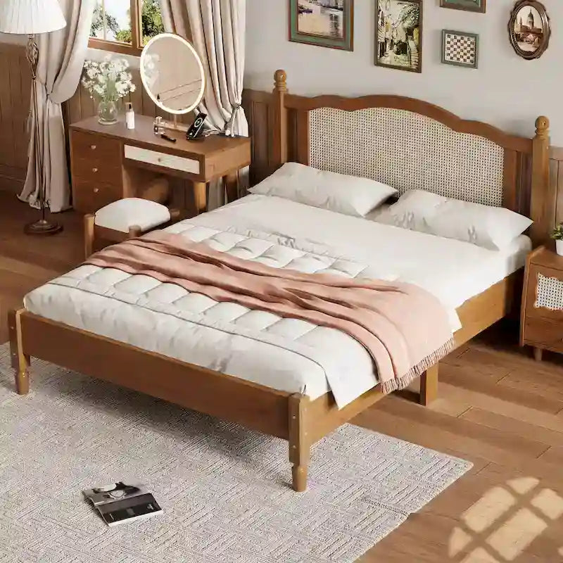 Lit plateforme en bois avec tête de lit en rotin naturel