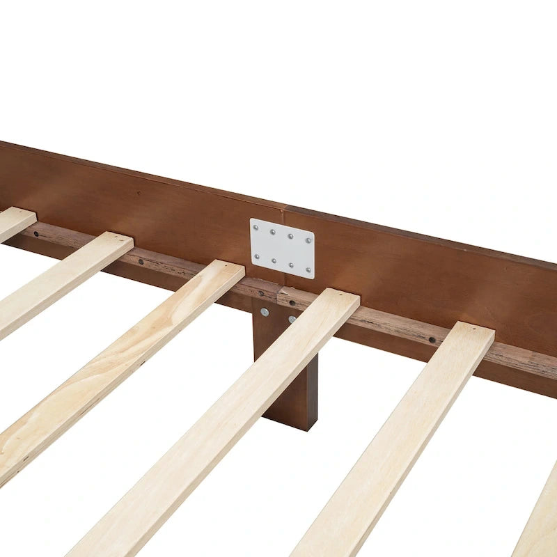 Lit plateforme en bois avec tête de lit en rotin naturel