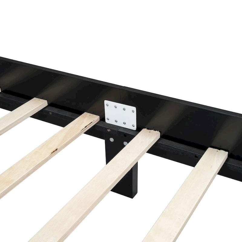 Lit plateforme en bois avec tête de lit en rotin naturel